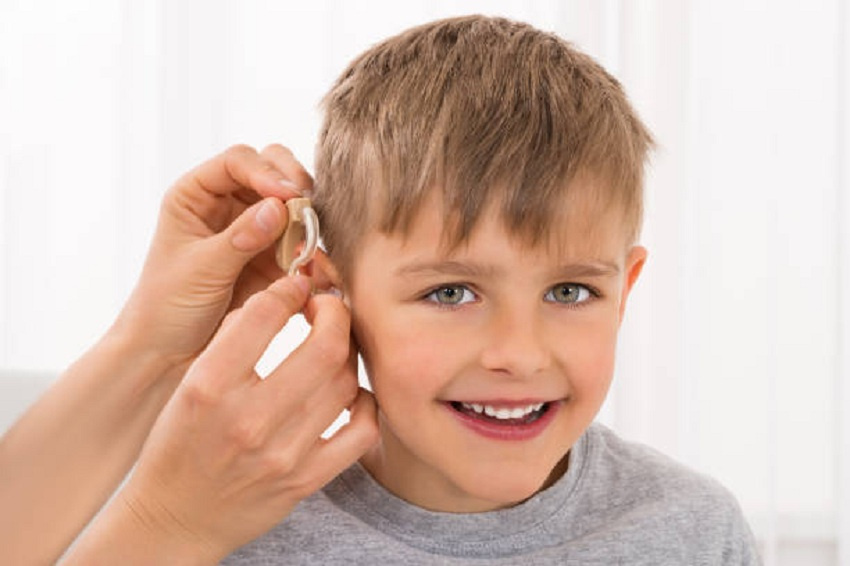 Η ήπια έως μέτρια απώλεια ακοής στα παιδιά οδηγεί σε αλλαγές στον εγκέφαλο